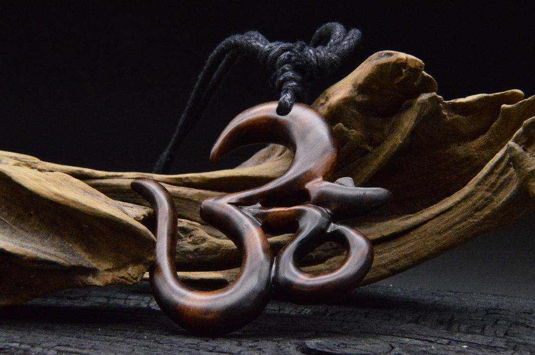 Amulett aus Holz Om - BB-5