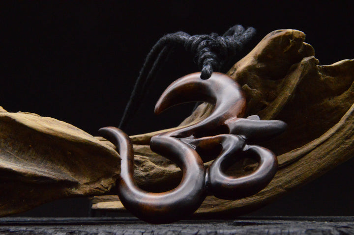 Amulett aus Holz Om - BB-5