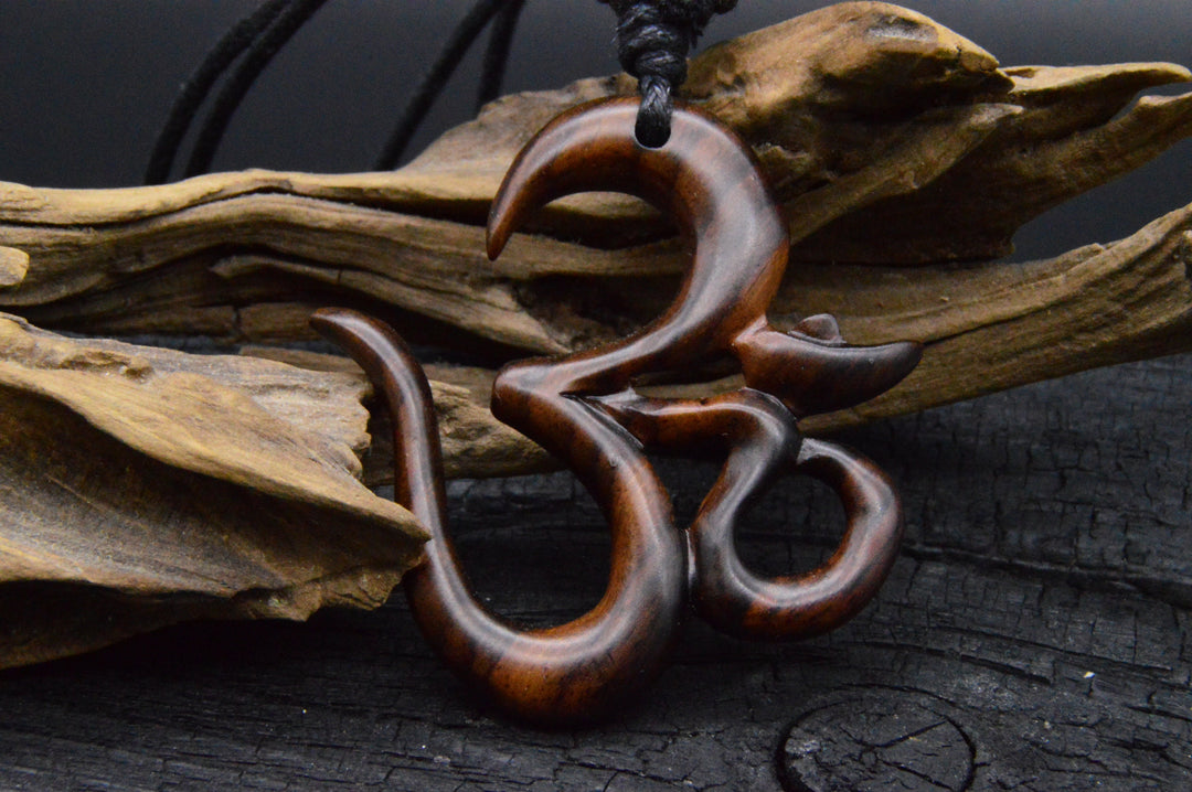 Amulett aus Holz Om - BB-5