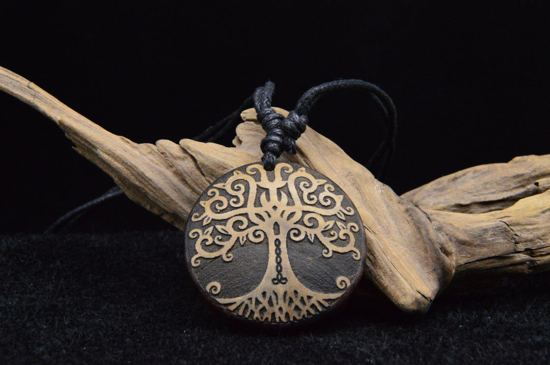 Amulett aus Holz mit Gravur - CC-7