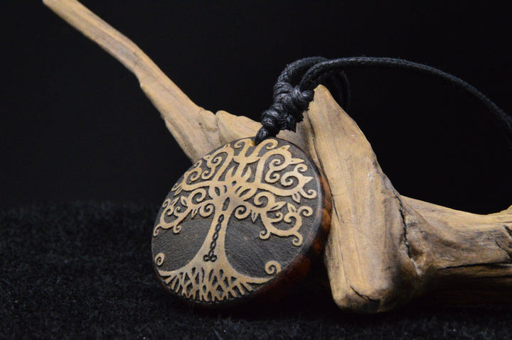 Amulett aus Holz mit Gravur - CC-7