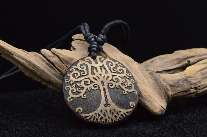 Amulett aus Holz mit Gravur - CC-7