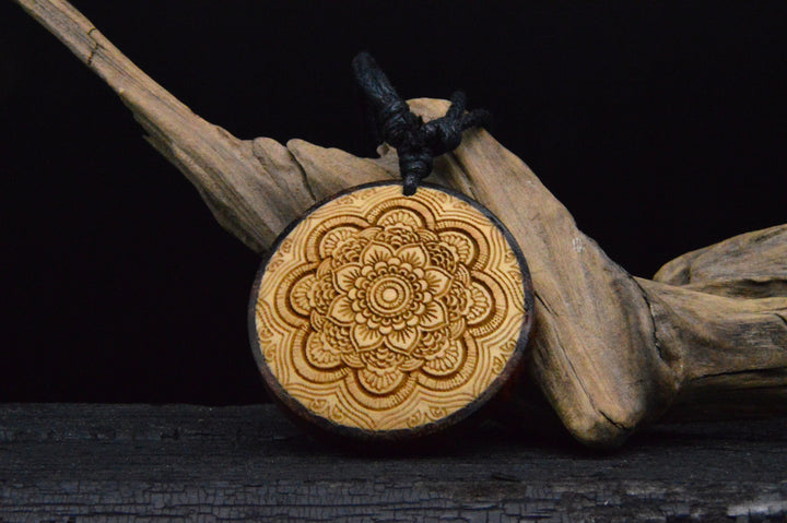 Amulett aus Holz mit Gravur - CC-7