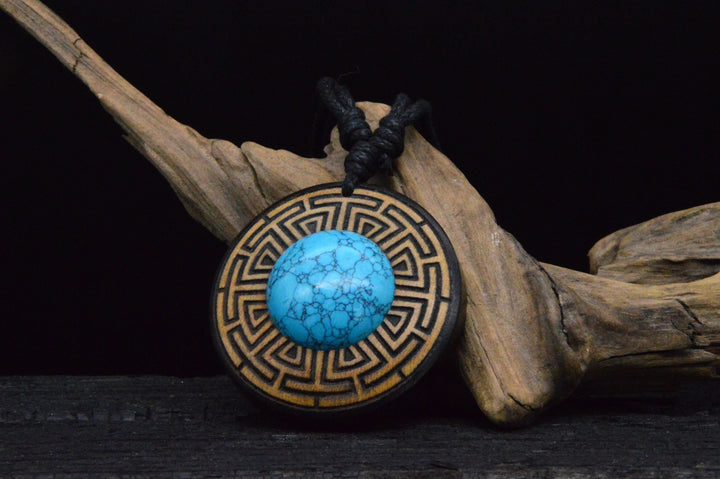 Amulett aus Holz mit Gravur und Türkis - CC-7