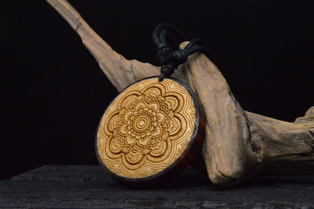 Amulett aus Holz mit Gravur - CC-7