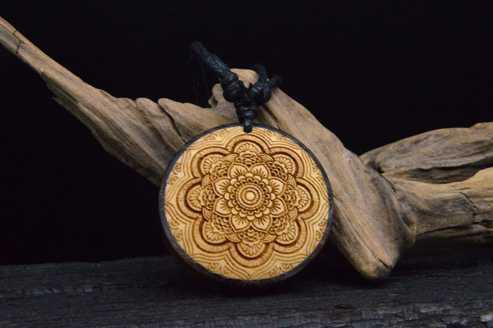Amulett aus Holz mit Gravur - CC-7