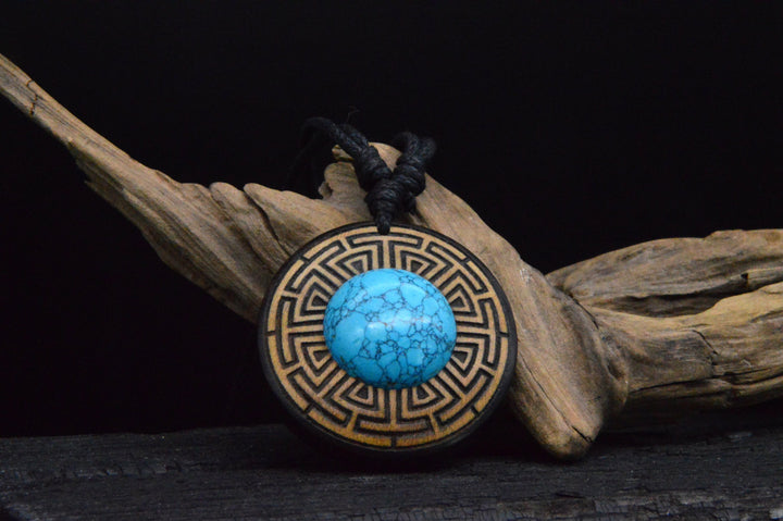 Amulett aus Holz mit Gravur und Türkis - CC-7