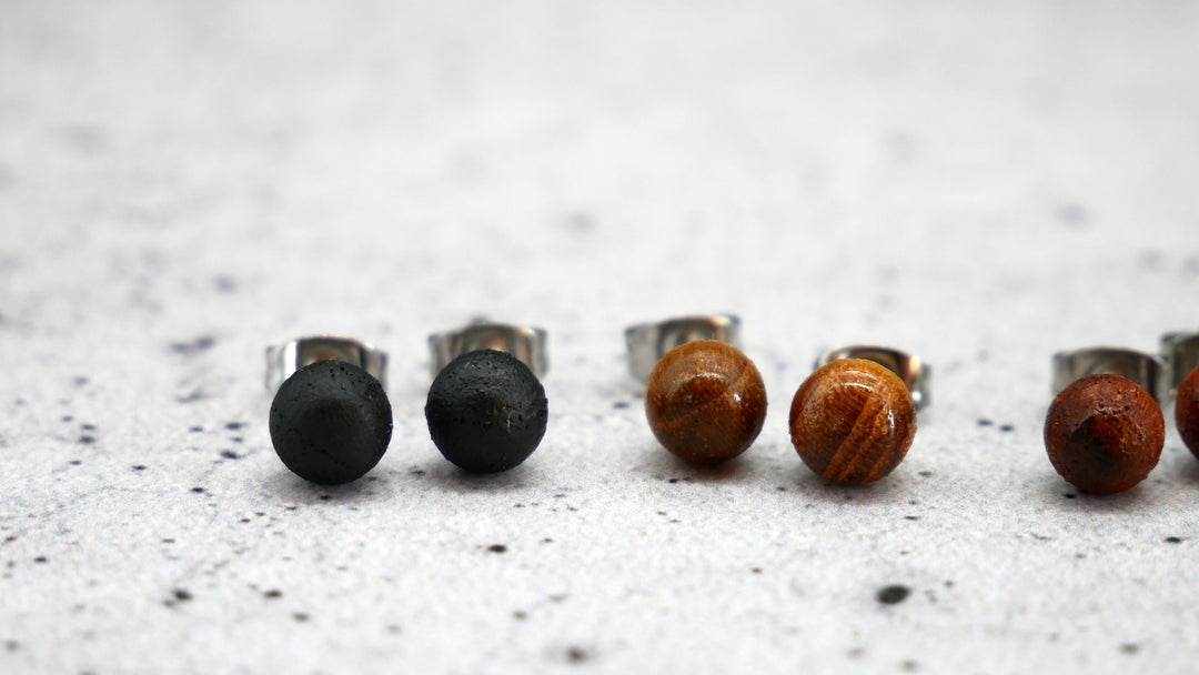 Paar Ohrstecker aus Chirurgenstahl und Holz - 1L/16