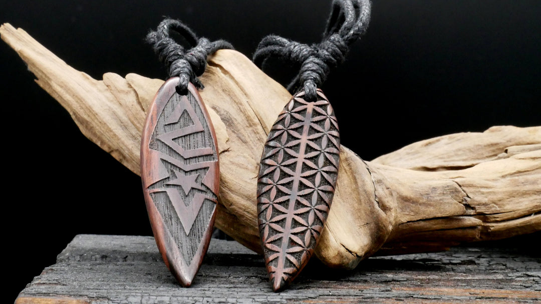 Amulett aus Holz mit Gravur - CC-7