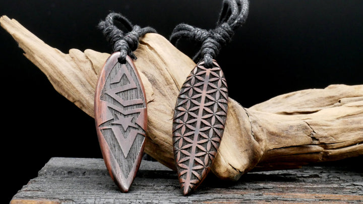 Amulett aus Holz mit Gravur - CC-7