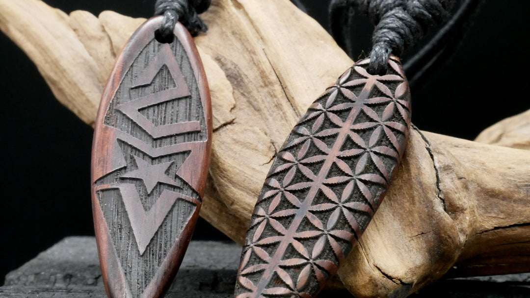 Amulett aus Holz mit Gravur - CC-7