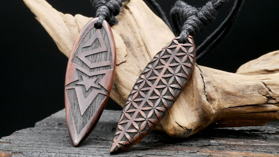 Amulett aus Holz mit Gravur - CC-7
