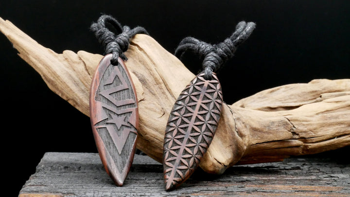 Amulett aus Holz mit Gravur - CC-7
