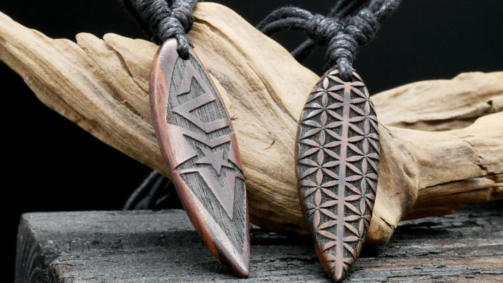 Amulett aus Holz mit Gravur - CC-7