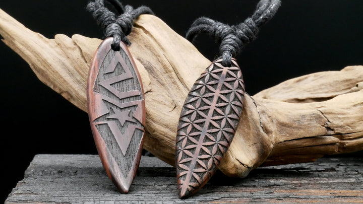 Amulett aus Holz mit Gravur - CC-7
