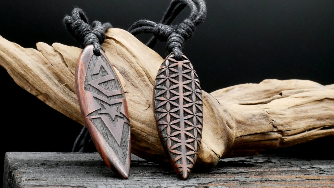 Amulett aus Holz mit Gravur - CC-7