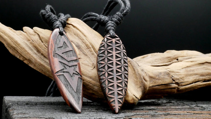 Amulett aus Holz mit Gravur - CC-7