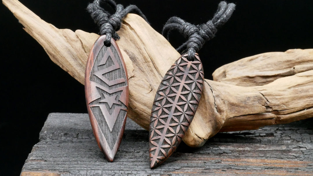 Amulett aus Holz mit Gravur - CC-7