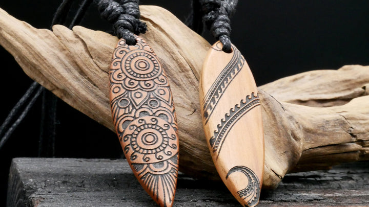 Amulett aus Holz mit Gravur - CC-7