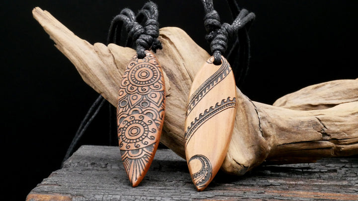 Amulett aus Holz mit Gravur - CC-7
