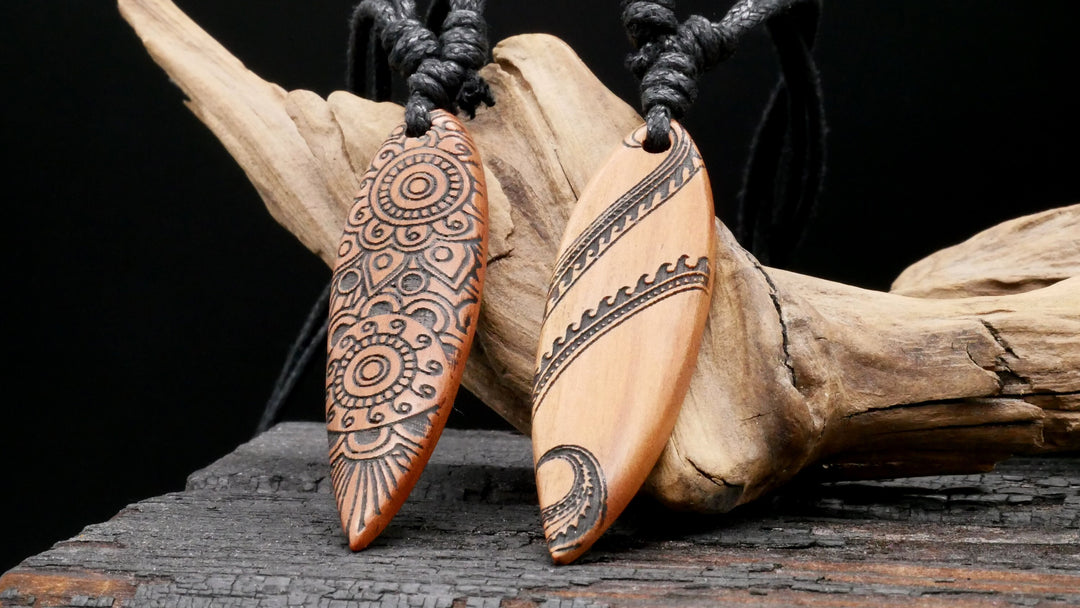 Amulett aus Holz mit Gravur - CC-7