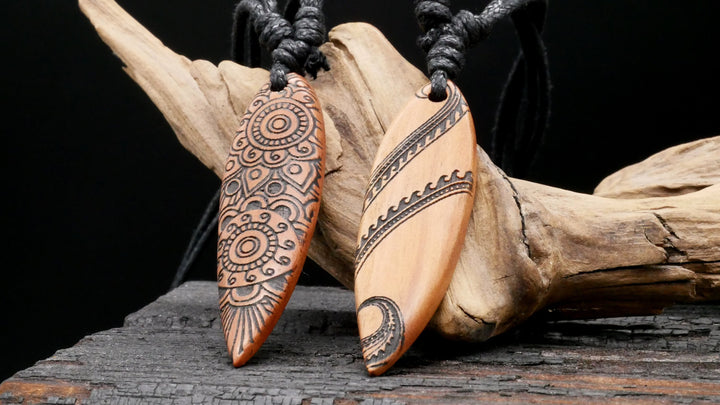 Amulett aus Holz mit Gravur - CC-7