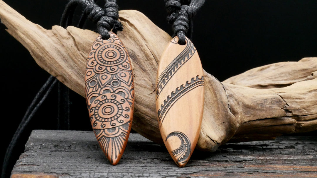 Amulett aus Holz mit Gravur - CC-7