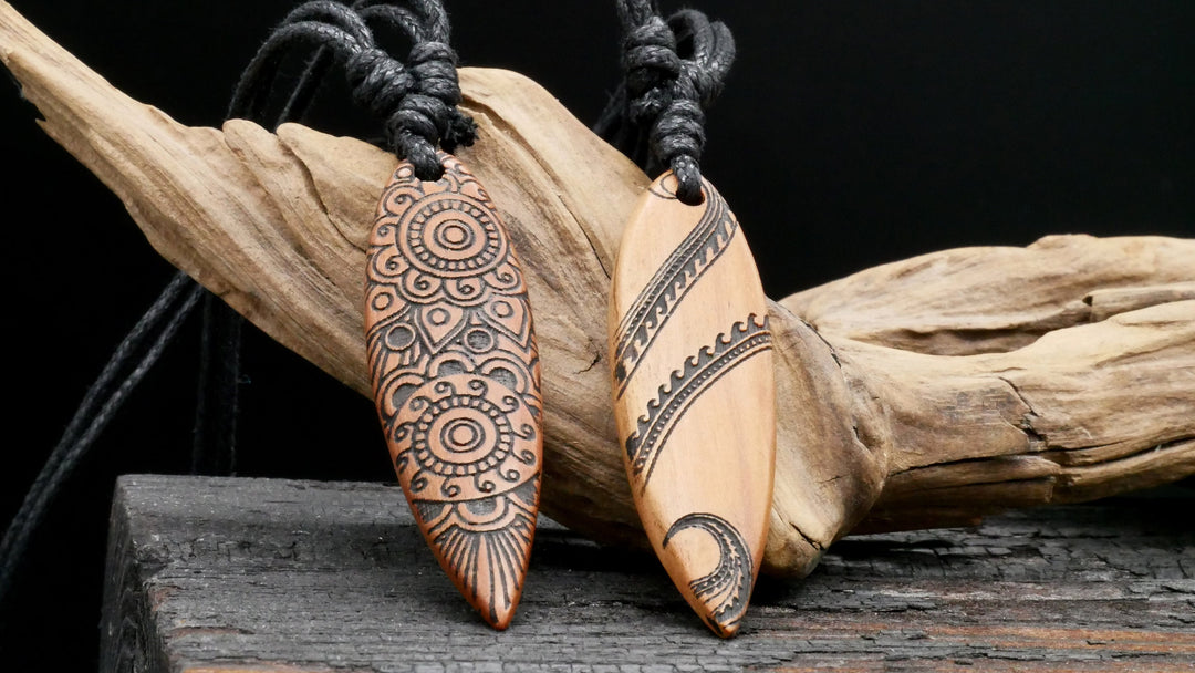 Amulett aus Holz mit Gravur - CC-7