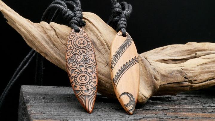 Amulett aus Holz mit Gravur - CC-7