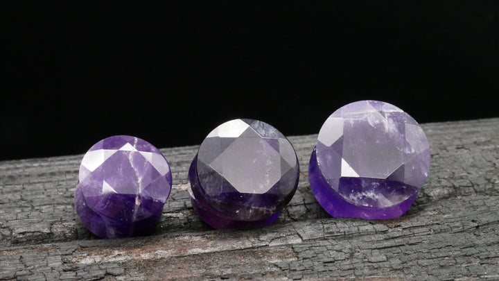 1x Plug Amethyst mit Facettenschliff - J3