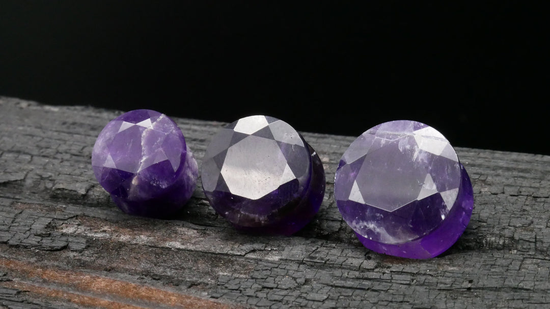 1x Plug Amethyst mit Facettenschliff - J3