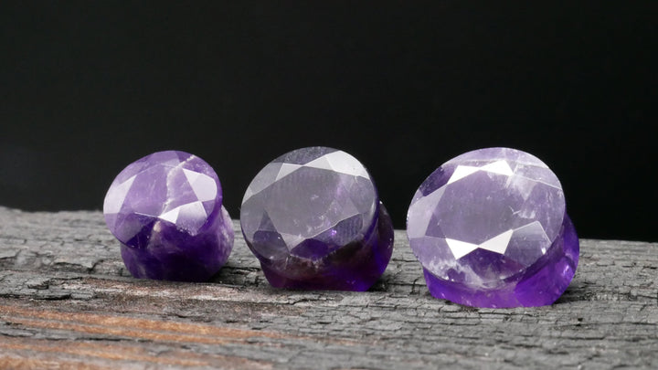 1x Plug Amethyst mit Facettenschliff - J3