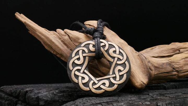 Amulett aus Holz - FF-7