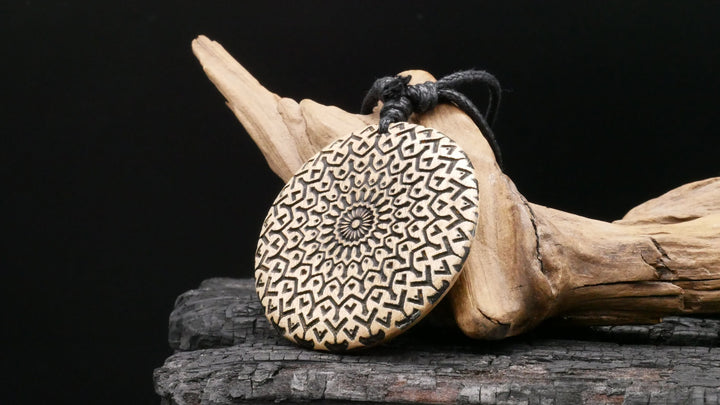 Amulett aus Holz - FF-7
