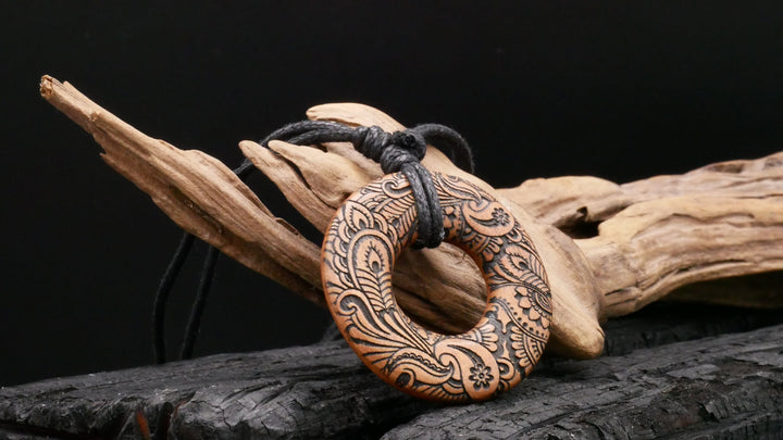 Amulett aus Holz - FF-7