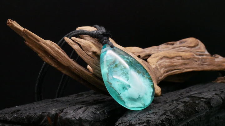 Amulett aus Holz und Epoxy- FF-7