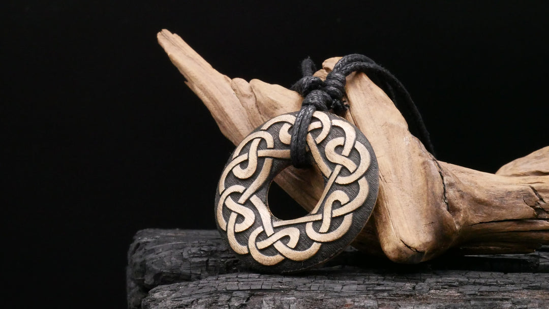Amulett aus Holz - FF-7
