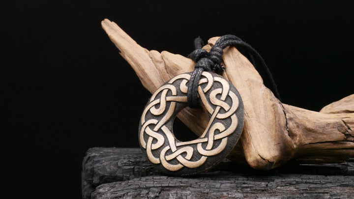 Amulett aus Holz - FF-7