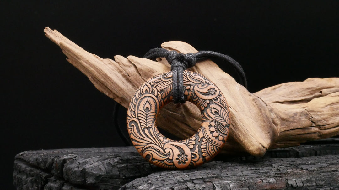 Amulett aus Holz - FF-7