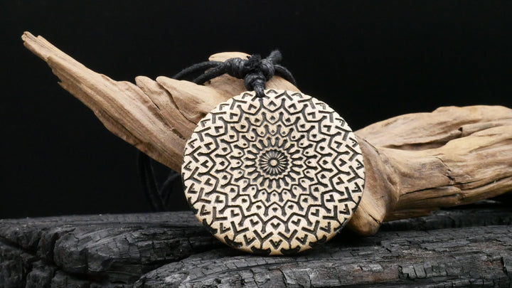 Amulett aus Holz - FF-7