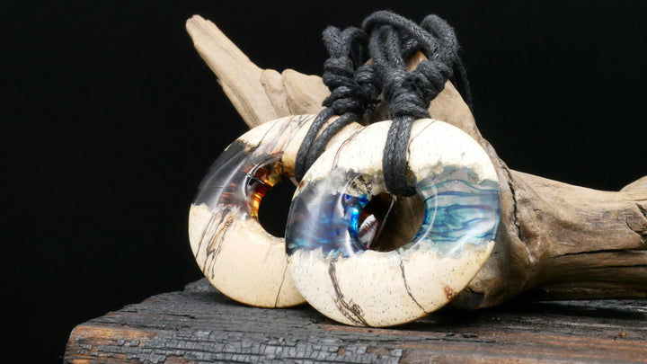 Amulett aus Holz und Epoxidharz - BB-6